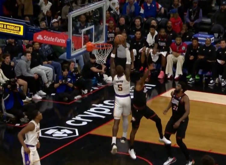 开云-摧枯拉朽！东契奇抛传输送炮弹 艾顿起飞力压乔治双手暴扣